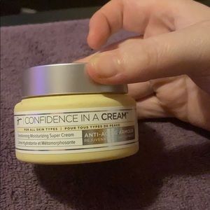 It cosmetics Confidence in a Cream